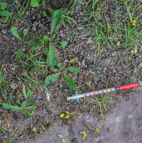 used-syringe-on-the-ground-2024-11-27-19-57-32-utc