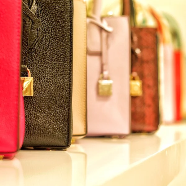 handbags-of-various-colors-on-a-shelf-2026-09-23-20-50-50-utc
